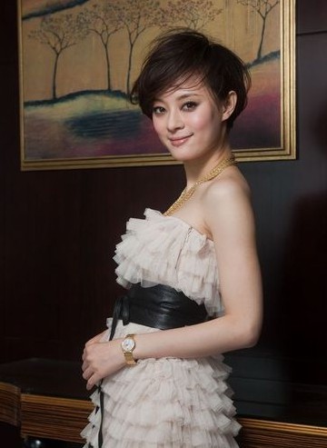女大明星,女大明星與小巷中的隱藏瑰寶，一家特色小店的魅力之旅