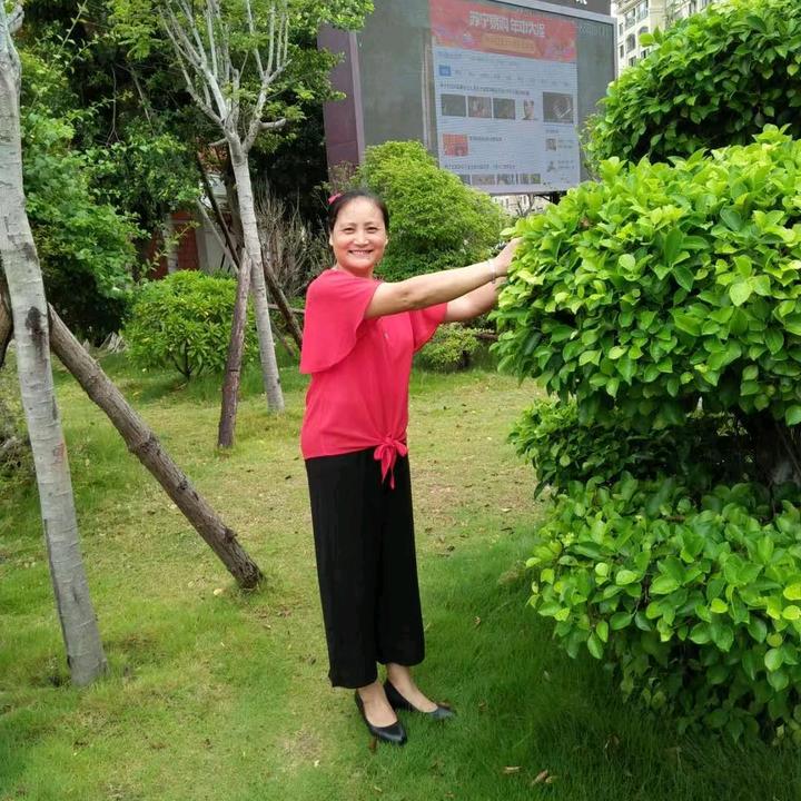 秀云風(fēng)采照，學(xué)習(xí)之光照亮自信之路
