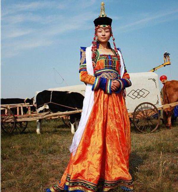 現(xiàn)代蒙古族服飾新款展示，變化、自信與成就的力量風(fēng)采展