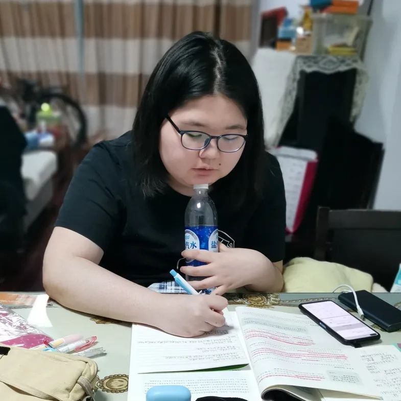 新同桌揭曉，友情與期待的校園故事