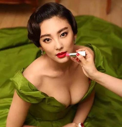 中國胸大女明星的溫馨日常風采展示
