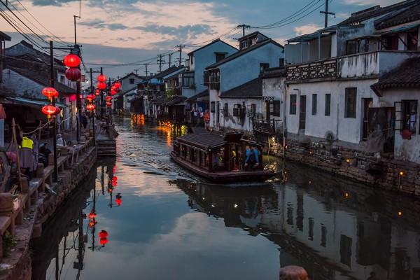 金雞湖游船價格探索，探秘小巷深處的游船之旅