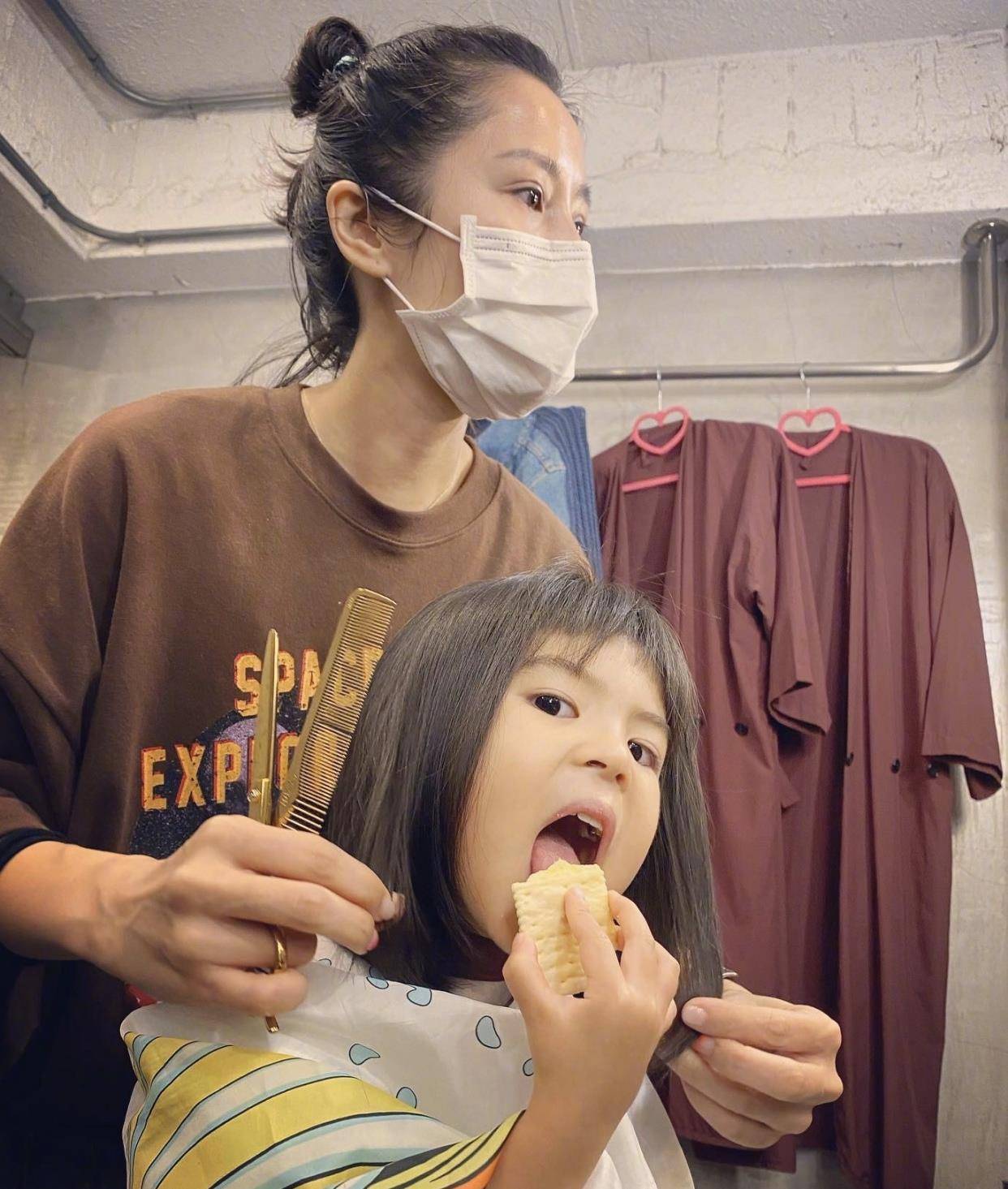 賈靜雯小女兒成長瞬間，溫馨照片展現寶貝的可愛成長之路